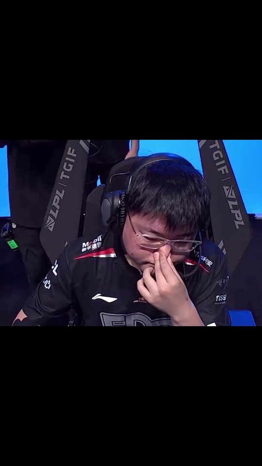 Uzi意外战胜SKT，表现优异引爆全场！