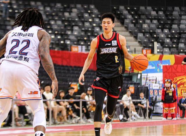 费德勒在拜仁比赛中出色防守，出色发挥引发热议！